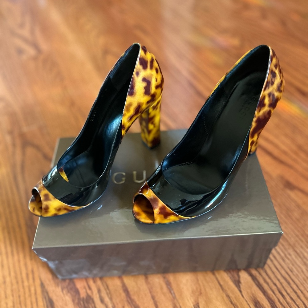GUCCI Authentic Vernice 
Open Toe Patent Leather Pumps